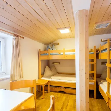 Jugendherberge Mittenwald بيت شباب *